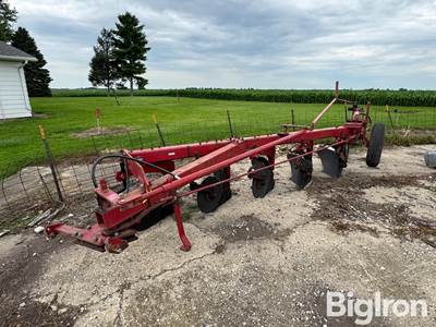 International 710 5 Bottom Plow