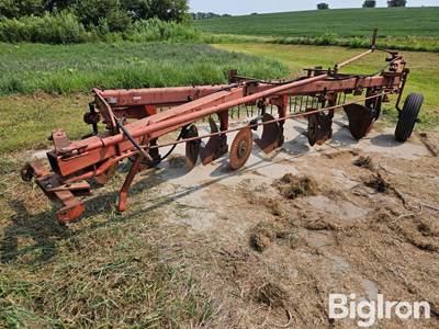 1975 International 710 5-Bottom Plow