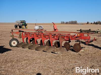 International 720 6 Bottom Plow