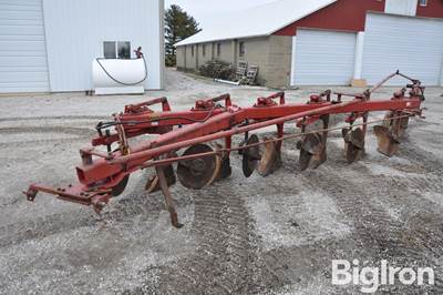 International Harvester 720 6 Bottom Plow