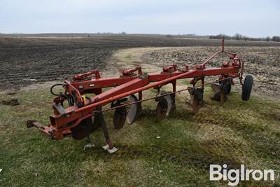 International Harvester 720 5 Bottom Plow