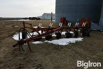 International 720 6 Bottom Plow