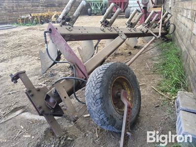 International 720 5 Bottom Plow