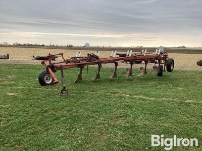 International 720 6-Bottom Land Plow