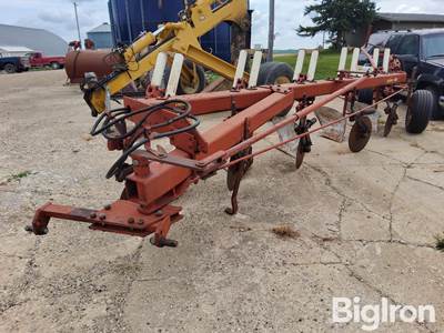 International 720 Automatic 5 Bottom Plow