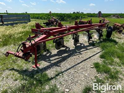 International 730 5 Bottom Plow