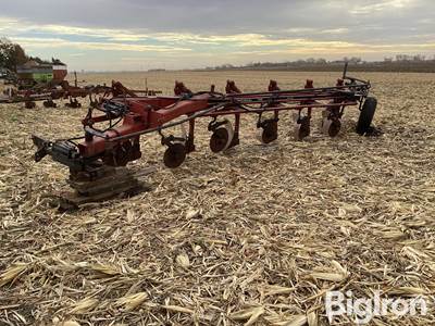 International 735 6 Bottom Plow