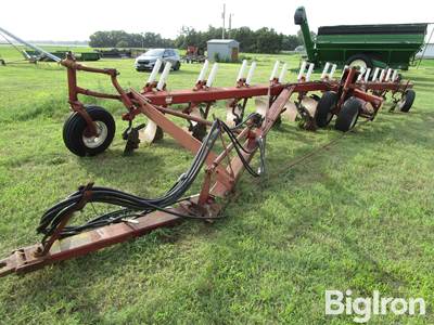 International 800 Automatic 11x18" Pull-Type Plow