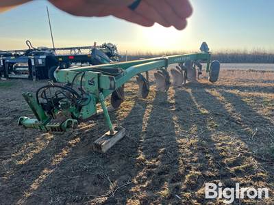 John Deere 2700 6 bottom Plow