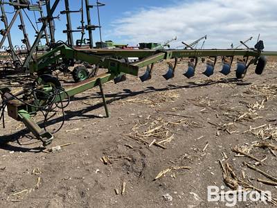 John Deere 2700 On-Land 8-18 Moldboard Plow
