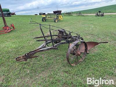 John Deere 641/642 2-Way Pull-Type Plow