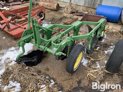 John Deere 810 3R16 3-Pt Bottom Plow