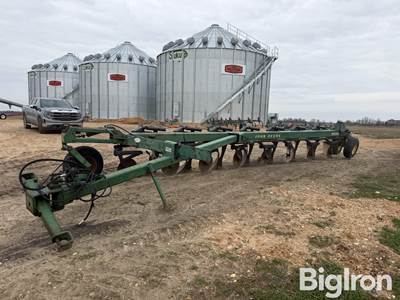 John Deere A2800 8 Bottom Plow