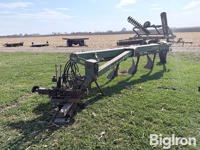 John Deere A2800 4-Bottom Plow