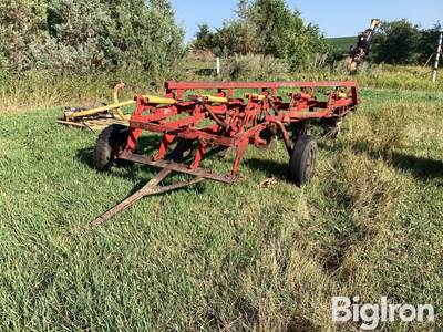 Melroe 5 Bottom pull-type plow