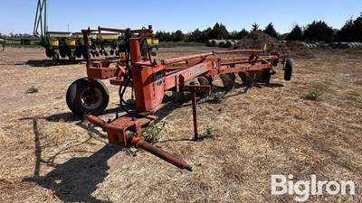 Massey-Ferguson 880 6-18” On Land Plow