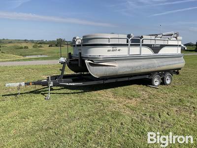 Lowe SS190 Pontoon Boat w/T/A Trailer