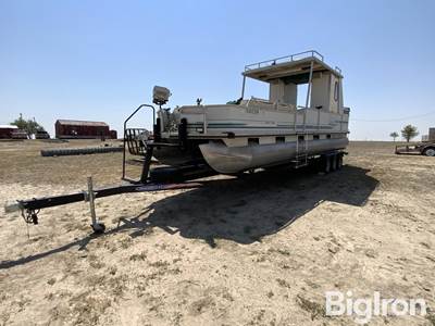 1993 Sun Tracker Boat w/2019 Benchmark Tri/A Boat Trailer