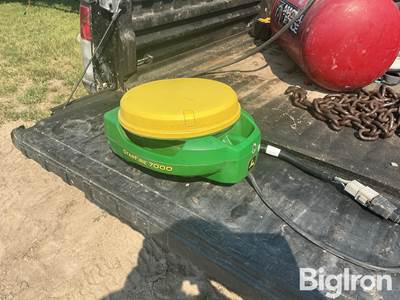 John Deere 7000 GPS Globe