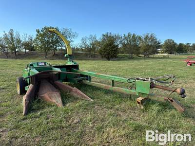 John Deere 3950 Pull-Type Forage Harvester