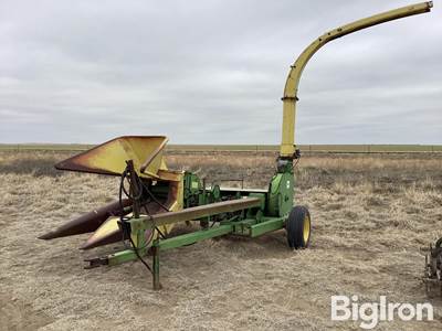 John Deere 2R30 Pull-Type Forage Harvester