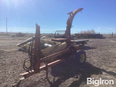 New Holland 880 Pull-Type Forage Harvester