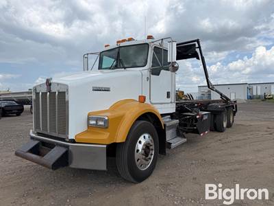 2002 Kenworth T800 T/A Roll-Off Truck