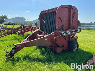 International 2400 Round Baler