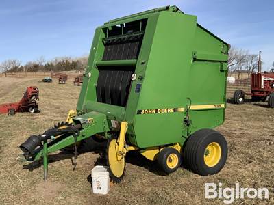 John Deere 535 Round Baler