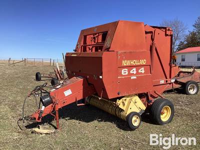 New Holland 644 Round Baler