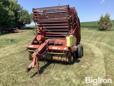 New Holland 850 Round Baler