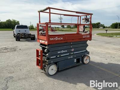 2018 Skyjack SJIII 3226 Electric Self-Propelled Scissor Lift