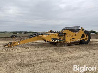2020 John Deere 2412E Pull-Type Ejection Scraper