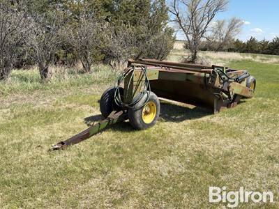 John Deere 650 Pull-Type Scraper