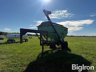 Parker 2000 Wagon w/Hydraulic auger
