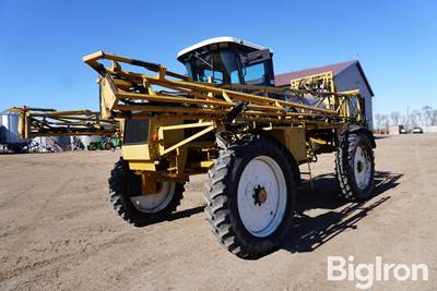 Ag-Chem RoGator 854 Self-Propelled Sprayer w/90' Booms