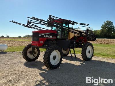 2004 Apache 850 Self-Propelled Sprayer
