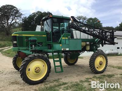 John Deere 4700 Self Propelled Sprayer