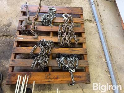 Various chains and boomers