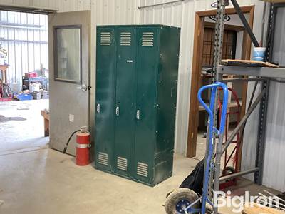 3 Connected Lockers