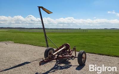 International 1100 9' Sickle Mower