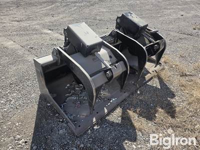 2016 Caterpillar 68" Skid Steer Bucket w/ Top Clamp, Universal Mounting Plate