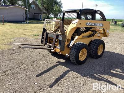 2003 John Deere 250 Skid Steer w/Pallet Forks