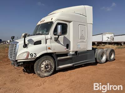 2016 Freightliner Cascadia T/A Sleeper Truck Tractor
