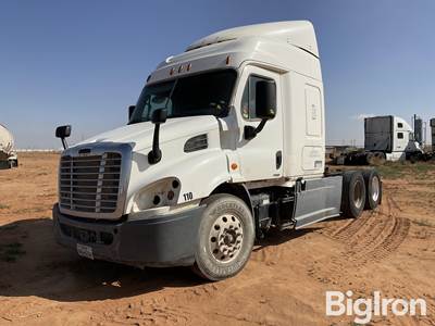 2015 Freightliner Cascadia T/A Sleeper Truck Tractor