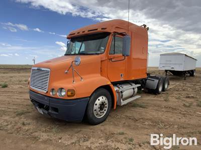 2002 Freightliner Century Classic Sleeper T/A Truck Tractor