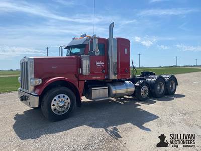 2013 Peterbilt 388 Sleeper w/ Pusher Truck Tractor