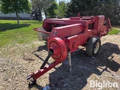 International 435 Small square baler