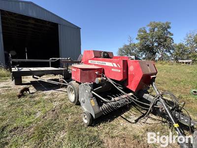 Massey Ferguson Hesston 1840 small square baler & Hoelscher accumulator