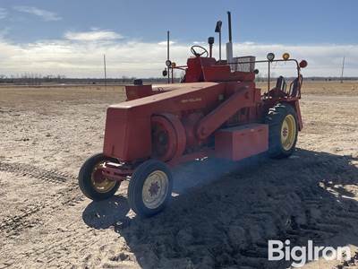 1971 New Holland 1282 Self-Propelled baler